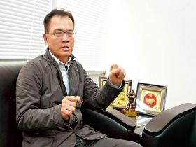 愛，讓我們勇敢牽手 到時也會勇敢放