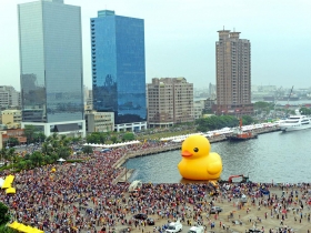 想賺角色經濟 先懂「黃色」小鴨（摘）