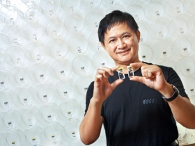 股王大立光、和碩、明基材料匍匐前進 電子業搶賣隱形眼鏡 禍福難測