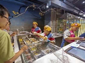 去銀行吃冰淇淋、到眼科買鳳梨酥 日出集團玩轉老店面 創造排隊商機