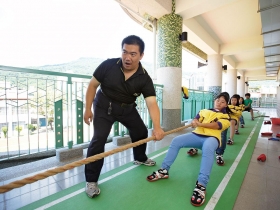 災區童靠繩子 拉出全鄉拼博鬥志（摘）