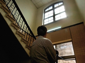 連續工作五十二小時  坐下休息都沒時間