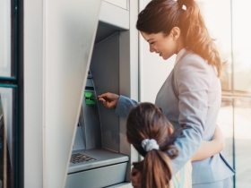 別把孩子當提款機（摘）