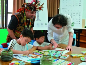 「木林森計畫」教排灣族孩子畫樹、種樹 藝術家徐冰 在三地門教環保美術課