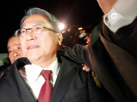 冬日未盡前  學會低頭   吳東亮