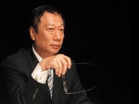 從硬到軟的改變  郭台銘