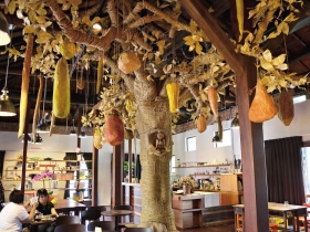 老椅子伴河景．老宅注入海港文化．藝文結合劇場 「五感」風格店 咖啡香搭襯懷舊味