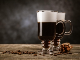 美酒加咖啡　一杯接一杯