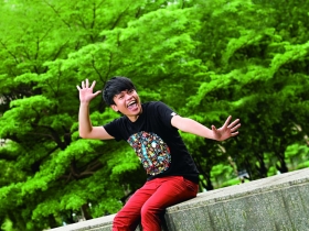 從幼年父母離異、九歲喪父 到散播歡笑的網路人氣王 蔡阿嘎：對喜歡的事， 就要多一點堅持