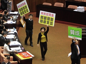 「改革」搞錯方向 刪減只問政治效果 蒙眼揮刀亂斬預算 全民還是最大輸家