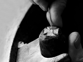 鑽石上身 威士忌、熊飾品大走貴氣風