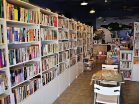 有河book 與貓為伴穿梭夢幻書庫