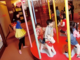 親子吃這裡》主題遊戲區．低矮小沙發 城堡樂園餐廳 小孩子的夢幻國度