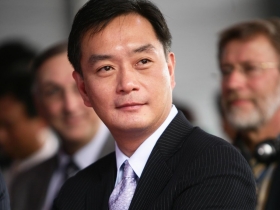 嚴凱泰  發起一場自己的戰爭