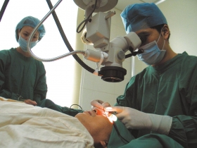 雷射老花手術 別輕舉妄動