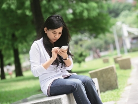 元旦起開罰汽機車低頭族 手機成癮 小心大腦退化找上你