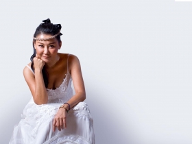  從為家庭扛債三千萬的走唱小妹 到身價十五億元的藝人企業家 解構 藍心湄 放膽賺錢力