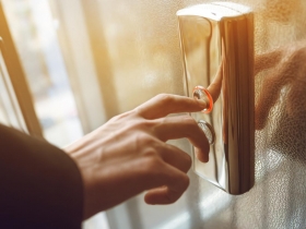 卡在電梯的人生