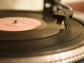 逆勢操作 譜出非主流樂潮