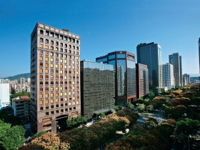 豔星、富三代、紅色藍寶堅尼 三十年老建商 葉財記發跡傳奇