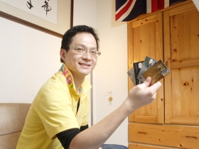尹皓用四十張信用卡 管理現金流