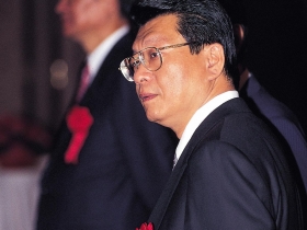 蔡宏圖與蔡鎮宇間的微妙競賽