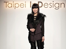 黑背心加亮面短褲  搞定上班與跑趴