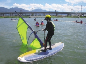 秋帆揚起 御風踏塵囂逐浪戲碧波