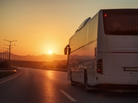 飛狗巴士從陸客下飛機那刻開始賺