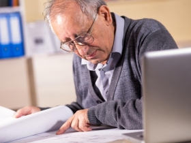 白髮退休族復出職場求生