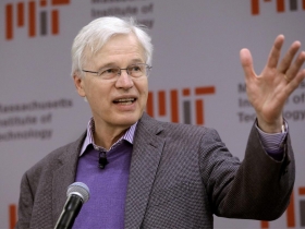 遠赴矽谷學經濟  卻痛恨電腦簡報、堅持拿粉筆 他不信電腦萬能  靠人性拿諾貝爾獎