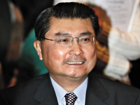 五哥搏突圍　董座投資、尾牙都高調