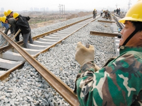 「自己打自己」的泡沫戰爭  難收場