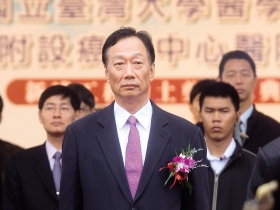 虎父郭董不加班 陪伴「狗狗」迎虎子