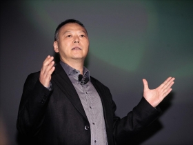 周永明軟硬兼修  宏達電「大轉骨」