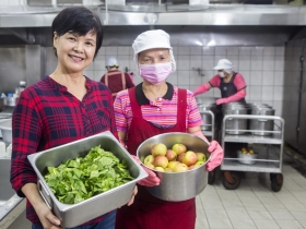 新竹縣×「超省」校長》吳柚  擰毛巾哲學「擠出」餐費 一雙魔法手  37元午餐吃得到香草豬