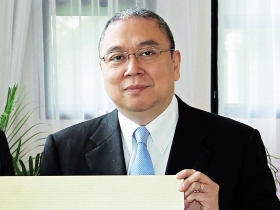 李嘉誠妻舅入主台灣虧損小公司的盤算