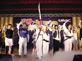 大老闆尾牙變裝秀  辜仲立最領風騷