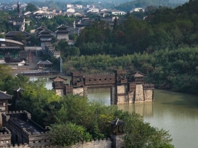 吳宇森：起身對抗  就能度過難關