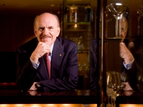 窮困木匠之子成「威而鋼之父」