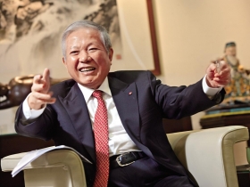 何壽川忍字訣奏效  兩岸金融戰占先機