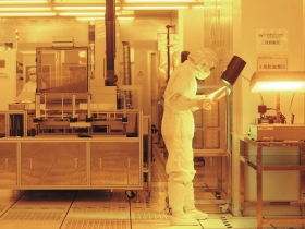 十二檔智慧型手機、觸控股出列