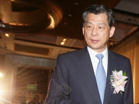 國泰金風暴中居寶座、第一金攀升