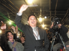 童子賢大跳sorry舞 向投資人道歉