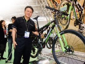 曾崧柱三十年接班路  繳出耀眼成績單