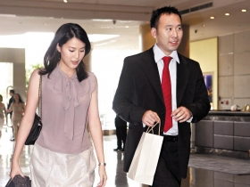 神通第二代為接班  苗華斌偕名模妻進政大