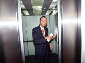 電視台張冠李戴  邱正雄見麥克風就快閃