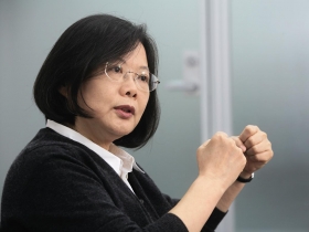 力主暫停證所稅、總預算砍兩成救財政