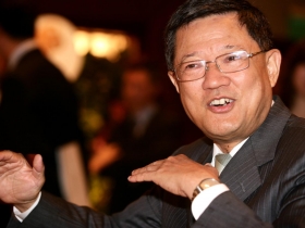 何明憲打什麼如意算盤？