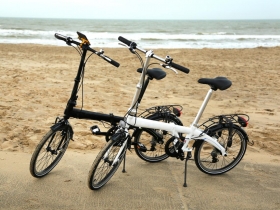 尹衍樑送摺疊車 暗示員工要減肥了